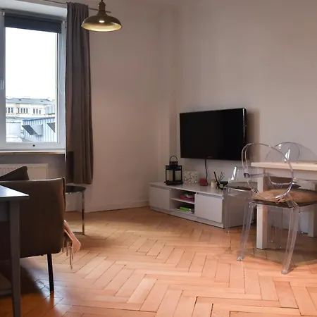 Quick Stop Near Station By Vaya Varsóvia